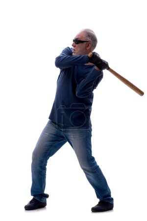 Téléchargez les photos : Vieux cambrioleur tenant batte de baseball isolé sur blanc - en image libre de droit