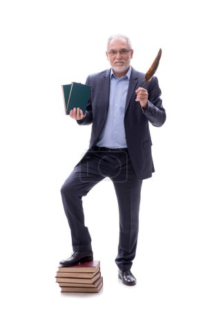 Téléchargez les photos : Vieux patron mâle tenant plume isolé sur blanc - en image libre de droit