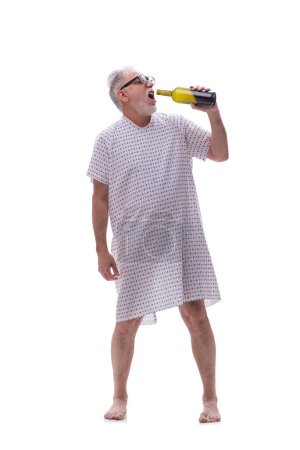 Foto de Hombre alcohólico loco envejecido aislado en blanco - Imagen libre de derechos