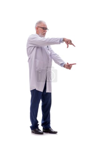 Téléchargez les photos : Vieux médecin isolé sur blanc - en image libre de droit