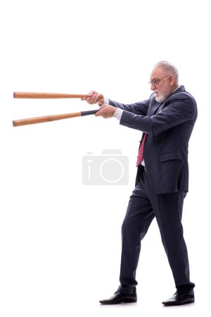 Téléchargez les photos : Vieux patron tenant batte de baseball isolé sur blanc - en image libre de droit