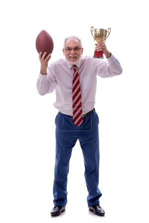Téléchargez les photos : Vieux patron masculin jouant au football américain isolé sur blanc - en image libre de droit