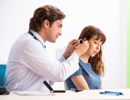 Foto de Paciente con problemas auditivos que visita al médico otorrinolaringólogo - Imagen libre de derechos