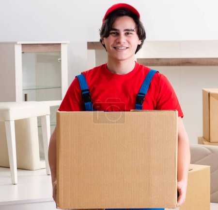 Téléchargez les photos : Le jeune entrepreneur masculin avec des boîtes de travail à l'intérieur - en image libre de droit