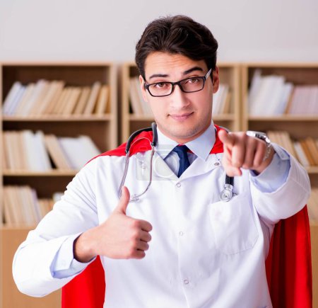 Téléchargez les photos : Le médecin super-héros travaillant à l'hôpital du labo - en image libre de droit