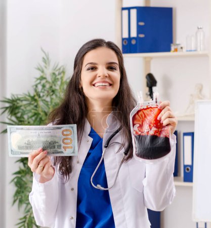 Téléchargez les photos : The female doctor in blood transfusion concept - en image libre de droit