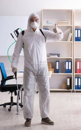 Foto de El contratista profesional haciendo control de plagas en la oficina - Imagen libre de derechos