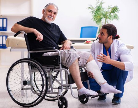 Foto de Viejo hombre herido visitando al joven médico traumatólogo - Imagen libre de derechos