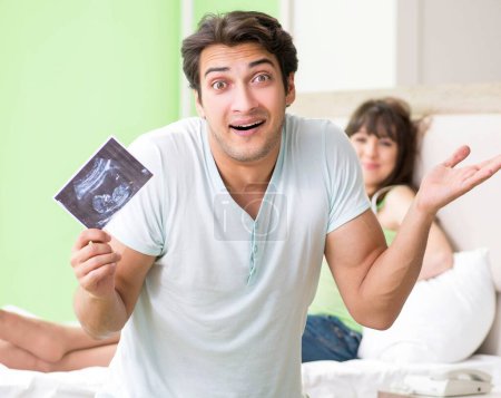 Téléchargez les photos : La jeune famille découvre la grossesse - en image libre de droit