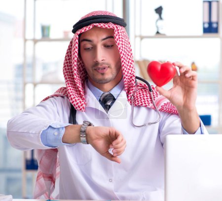 Téléchargez les photos : Le médecin arabe cardiologue travaillant à la clinique - en image libre de droit