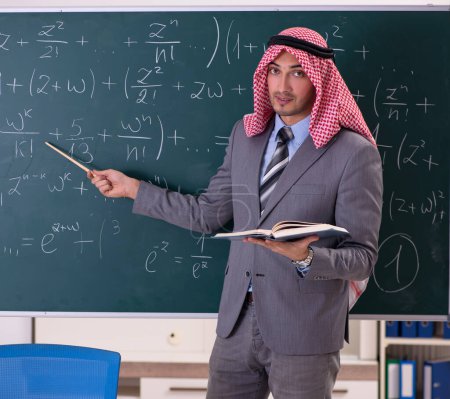 Foto de El profesor árabe vistiendo traje delante de la pizarra - Imagen libre de derechos