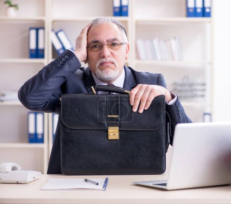 Téléchargez les photos : Blanc barbu vieil homme d'affaires employé malheureux avec un travail excessif - en image libre de droit