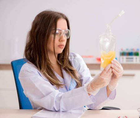 Foto de La asistente femenina con bolsa de plasma en el laboratorio - Imagen libre de derechos