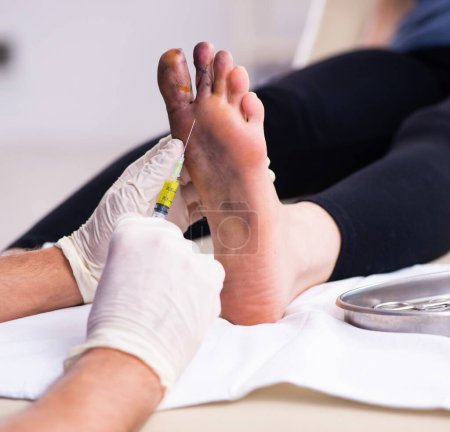 Téléchargez les photos : Femme blessée par les doigts médecin visiteur traumatologue - en image libre de droit