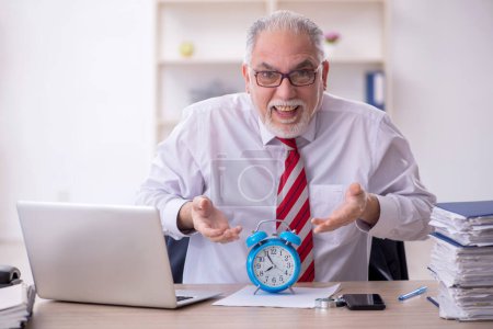 Téléchargez les photos : Ancien homme d'affaires employé dans le concept de gestion du temps - en image libre de droit