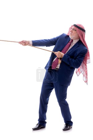 Téléchargez les photos : Homme d'affaires arabe âgé avec corde isolé sur blanc - en image libre de droit