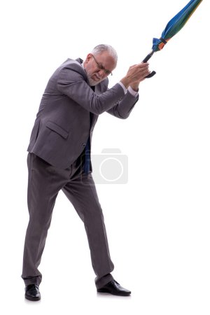 Téléchargez les photos : Vieux patron masculin tenant un umrella isolé sur blanc - en image libre de droit