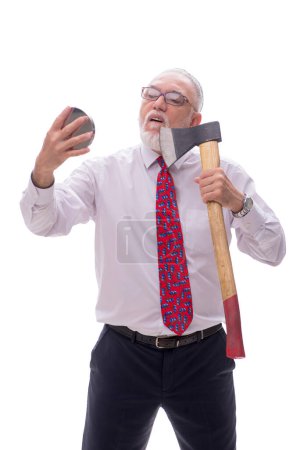 Téléchargez les photos : Vieux patron rasage visage avec hachette isolé sur blanc - en image libre de droit