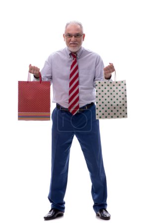 Téléchargez les photos : Vieux patron mâle tenant des sacs isolés sur blanc - en image libre de droit