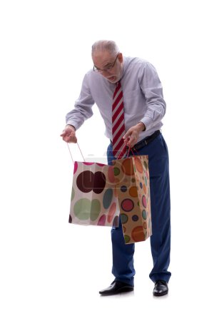 Foto de Viejo jefe masculino sosteniendo bolsas aisladas en blanco - Imagen libre de derechos