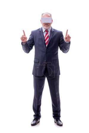Téléchargez les photos : Homme d'affaires portant des lunettes virtuelles isolé sur blanc - en image libre de droit