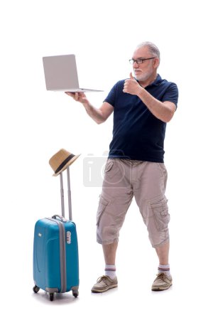 Téléchargez les photos : Vieil homme d'affaires en voyage concept isolé sur blanc - en image libre de droit