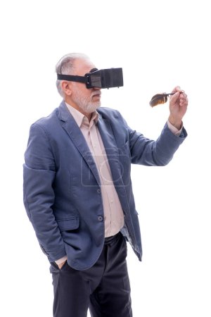Foto de Antiguo escritor disfrutando de gafas virtuales aisladas en blanco - Imagen libre de derechos