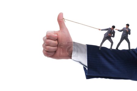 Téléchargez les photos : Homme d'affaires tirant la corde dans le concept d'approbation - en image libre de droit