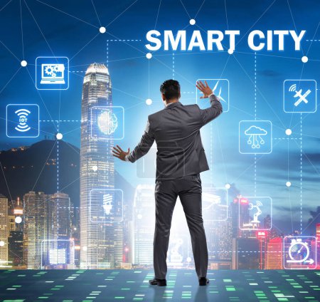 Foto de El concepto de ciudad inteligente con botones de hombre de negocios - Imagen libre de derechos