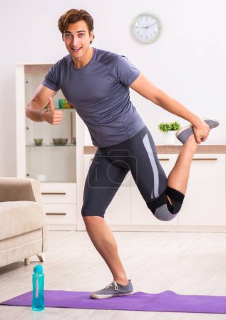 Foto de The man exercising for knee injury recovery - Imagen libre de derechos