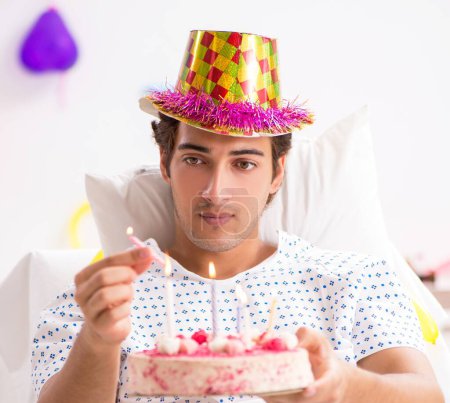 Téléchargez les photos : Le jeune homme fête son anniversaire à l'hôpital - en image libre de droit