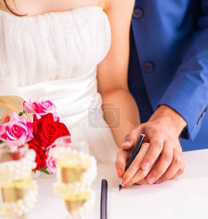 Téléchargez les photos : La cérémonie de mariage avec la femme et le mari - en image libre de droit