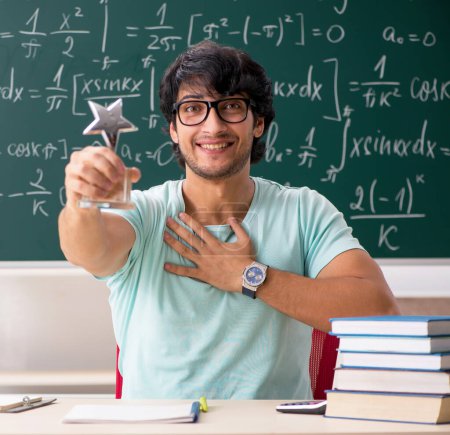 Foto de El joven estudiante matemático frente a pizarra - Imagen libre de derechos