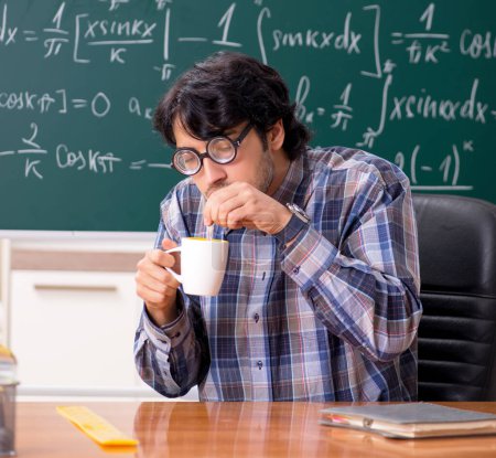 Foto de El gracioso profesor de matemáticas masculino en el aula - Imagen libre de derechos