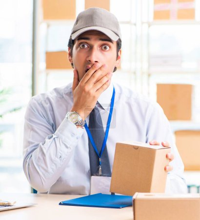 Foto de El empleado masculino que trabaja en el servicio de reubicación de entrega de cajas - Imagen libre de derechos