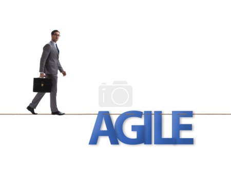 Téléchargez les photos : Concept de transformation agile avec homme d'affaires marchant sur une corde serrée - en image libre de droit
