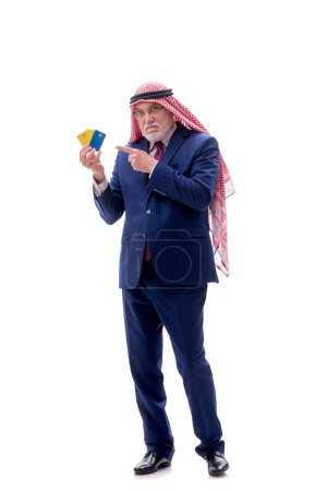 Téléchargez les photos : Homme d'affaires arabe âgé tenant des cartes de crédit isolé sur blanc - en image libre de droit