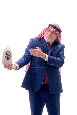 Téléchargez les photos : Homme d'affaires arabe âgé tenant sac d'argent isolé sur blanc - en image libre de droit