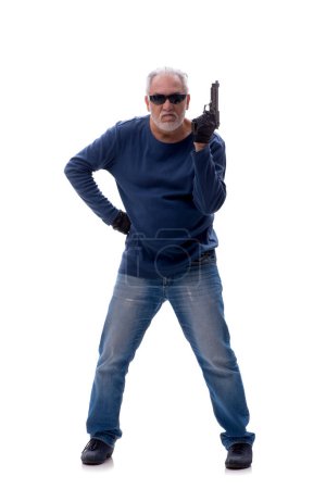 Téléchargez les photos : Vieux cambrioleur tenant une arme de poing isolé sur blanc - en image libre de droit