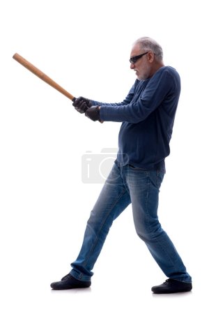 Téléchargez les photos : Vieux cambrioleur tenant batte de baseball isolé sur blanc - en image libre de droit