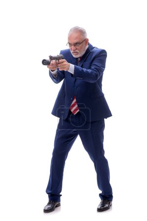 Téléchargez les photos : Policier âgé avec arme isolée sur blanc - en image libre de droit