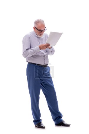 Téléchargez les photos : Vieux patron lecture papier isolé sur blanc - en image libre de droit