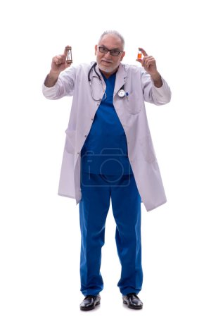Téléchargez les photos : Vieux médecin dans le concept de gestion du temps isolé sur blanc - en image libre de droit