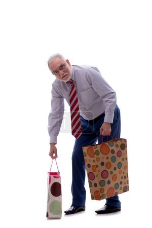 Téléchargez les photos : Vieux patron mâle tenant des sacs isolés sur blanc - en image libre de droit