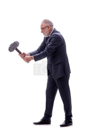 Foto de Viejo jefe sosteniendo gran martillo aislado en blanco - Imagen libre de derechos
