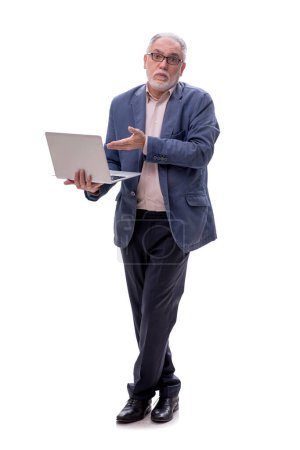 Téléchargez les photos : Vieil homme avec ordinateur isolé sur blanc - en image libre de droit