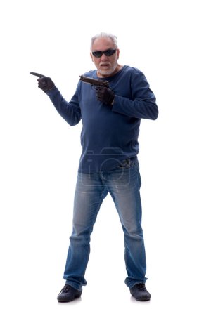 Téléchargez les photos : Vieux cambrioleur tenant une arme de poing isolé sur blanc - en image libre de droit