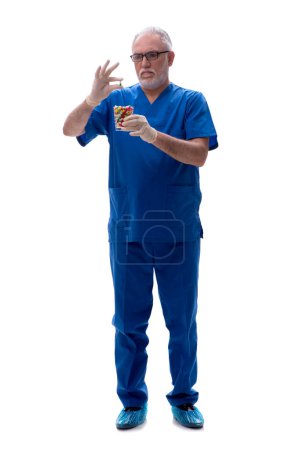 Foto de Viejo doctor sugiriendo pastillas aisladas en blanco - Imagen libre de derechos