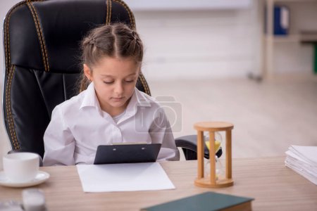 Téléchargez les photos : Little girl sitting in the classroom in time management concept - en image libre de droit