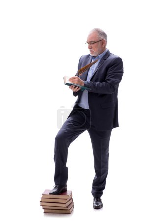 Téléchargez les photos : Vieux patron mâle tenant plume isolé sur blanc - en image libre de droit